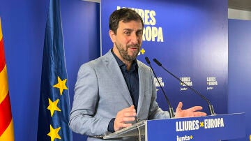 El cabeza de lista de Junts al Parlamento Europeo, Toni Comín, en una rueda de prensa este sábado en Bruselas. 