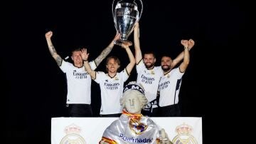 Kroos, Modric, Nacho y Carvajal, con la Champions en la Cibeles