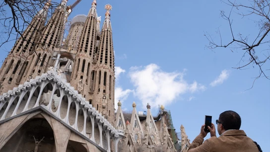 Un turista saca una foto de la Sagrada Familia Un turista saca una foto de la Sagrada Familia