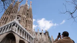 Un turista saca una foto de la Sagrada Familia