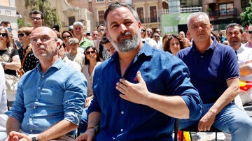 Santiago Abascal, en un mitin de Vox junto a Jorge Buxadé, José Ángel Antelo y Luis Gestoso.