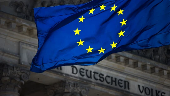 Una bandera de la UE frente a la sede del Reichstag en Berlín (Alemania) Una bandera de la UE frente a la sede del Reichstag en Berlín (Alemania)