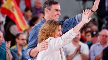 El presidente del Gobierno y líder del PSOE, Pedro Sánchez, acompaña a la cabeza de lista del partido a las elecciones europeas, Teresa Ribera