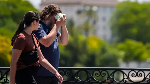 Un hombre se seca el calor de la frente, a 30 de mayo de 2024 en Sevilla (Andalucía, España).