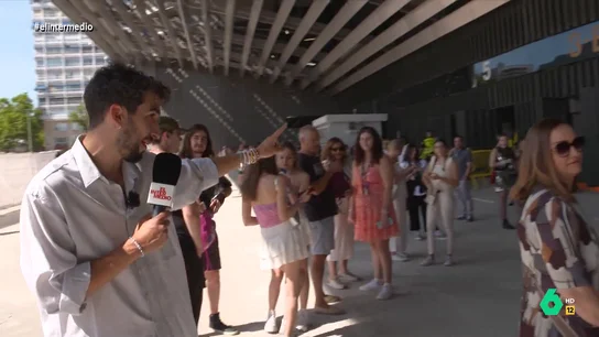 Isma Juárez vende una entrada de Taylor Swift por casi 400 euros a las puertas del Bernabéu Isma Juárez ayuda en este vídeo a dos fans de Taylor Swift que intentan vender una entrada VIP porque su amiga no ha podido ir: "No nos queremos lucrar", afirman, mientras el reportero de El Intermedio les pide una 'comisión' de un euro.