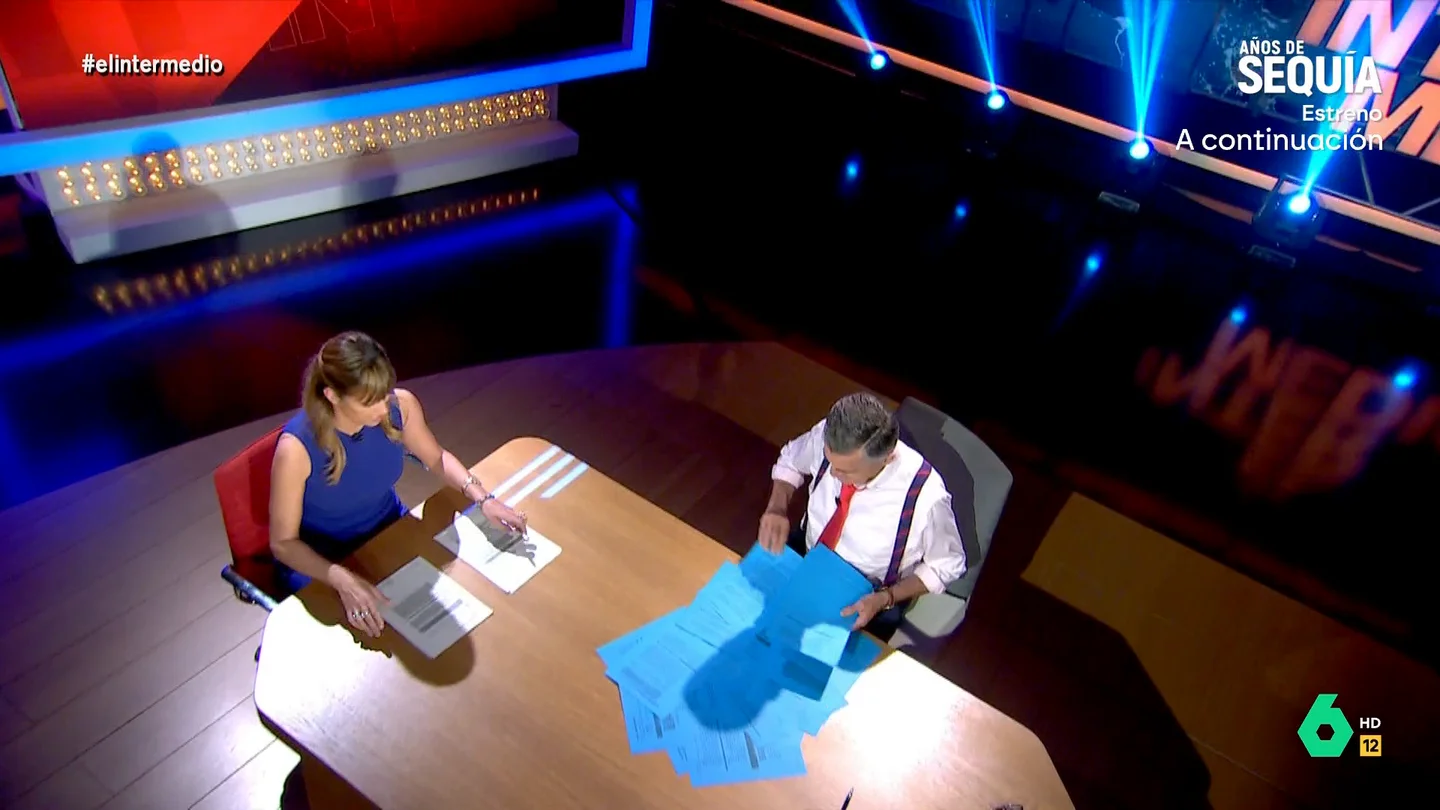 La queja de Wyoming al empezar el programa por culpa de su desorganizado guion: "Algún tonto me ha alicatado la mesa" La queja de Wyoming al empezar el programa por culpa de su desorganizado guion: "Algún tonto me ha alicatado la mesa"