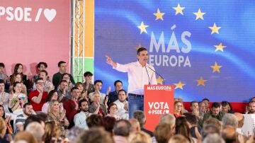 Pedro Sánchez en un acto electoral en Gijón