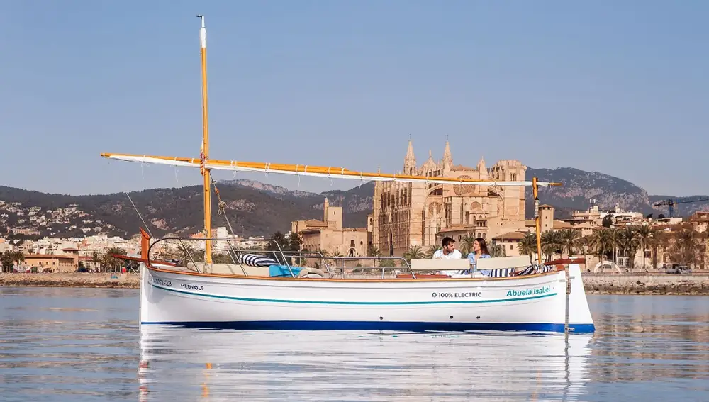 Llaut eléctrico frente a la Catedral de Palma