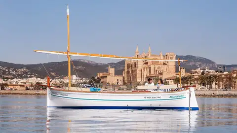 Llaut eléctrico frente a la Catedral de Palma Llaut eléctrico frente a la Catedral de Palma