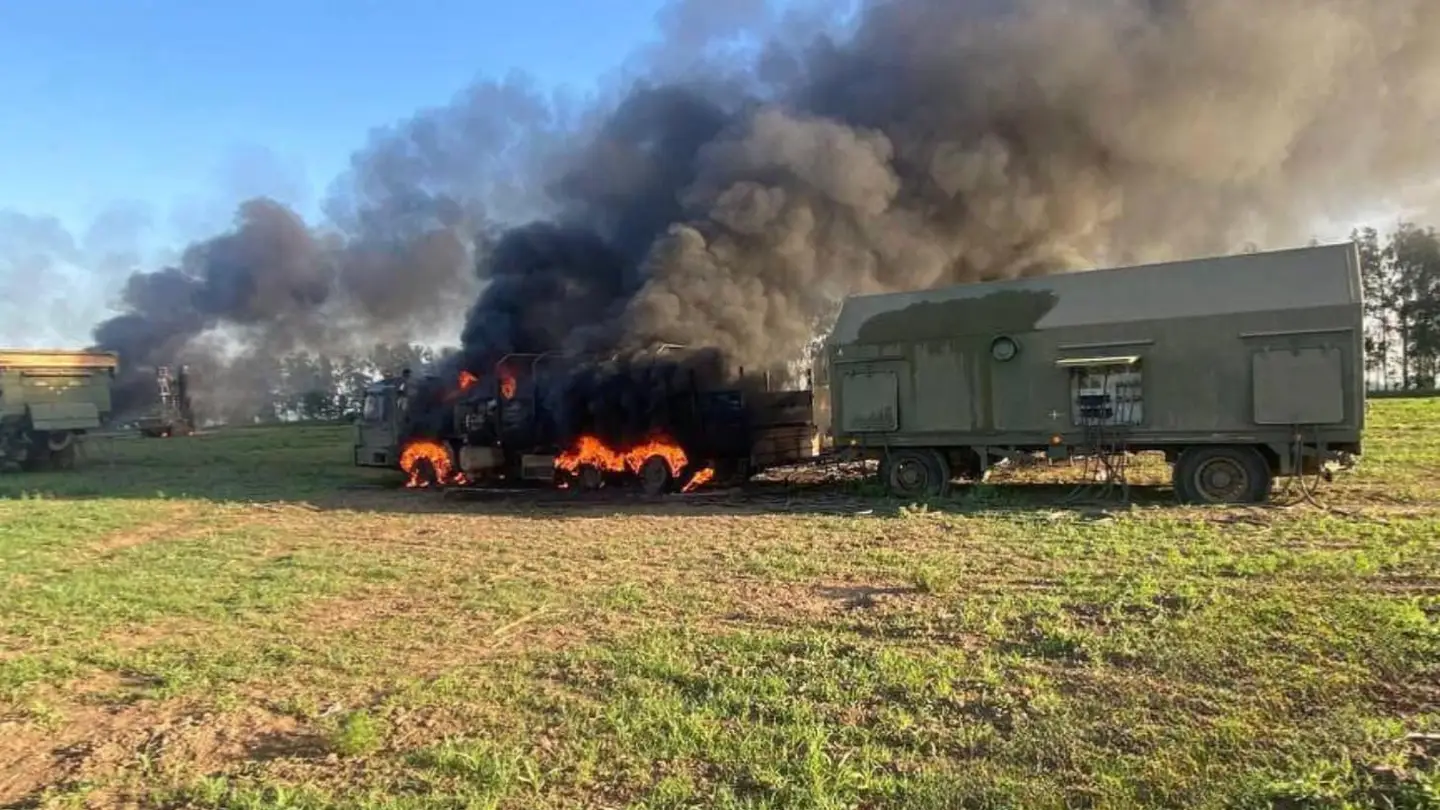 Imagen de una unidad de equipamiento militar ardiendo tras un ataque de Ucrania. Imagen de una unidad de equipamiento militar ardiendo tras un ataque de Ucrania.