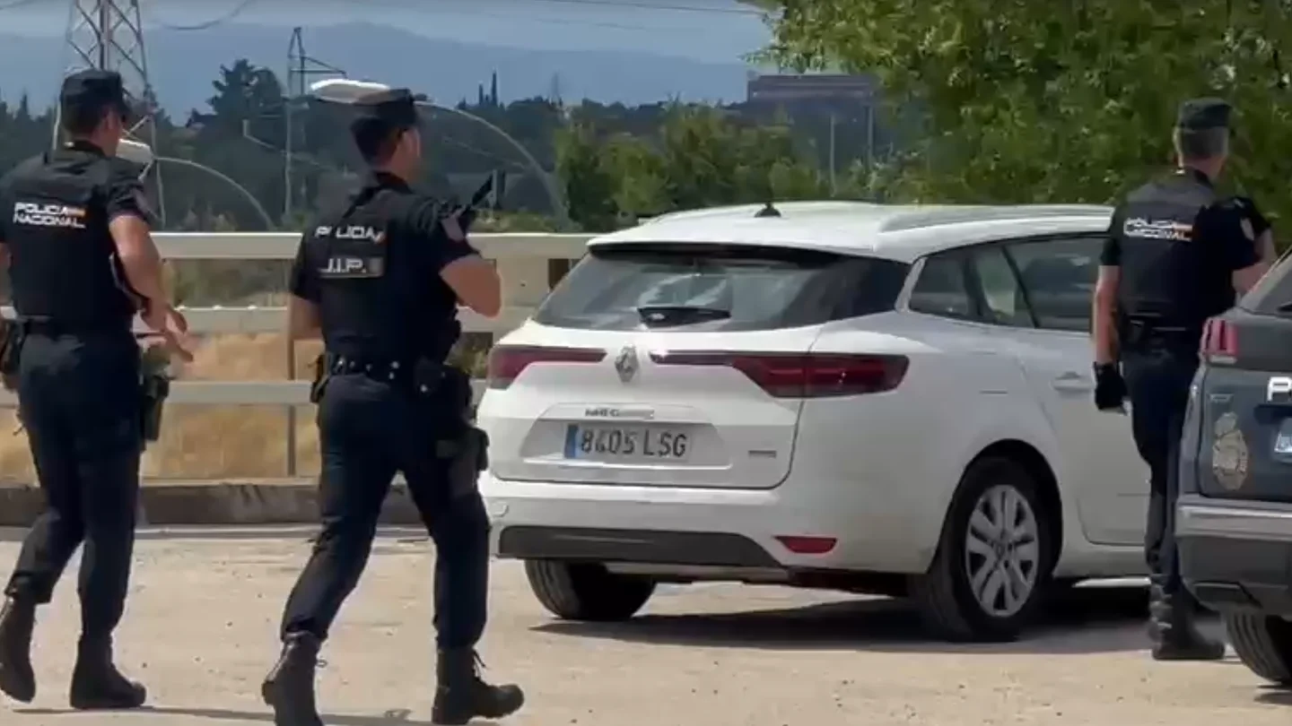 Agentes de la Policía buscan a los implicados en el asesinato del hermano de Begoña Villacís, en una imagen de archivo. Agentes de la Policía buscan a los implicados en el asesinato del hermano de Begoña Villacís, en una imagen de archivo.