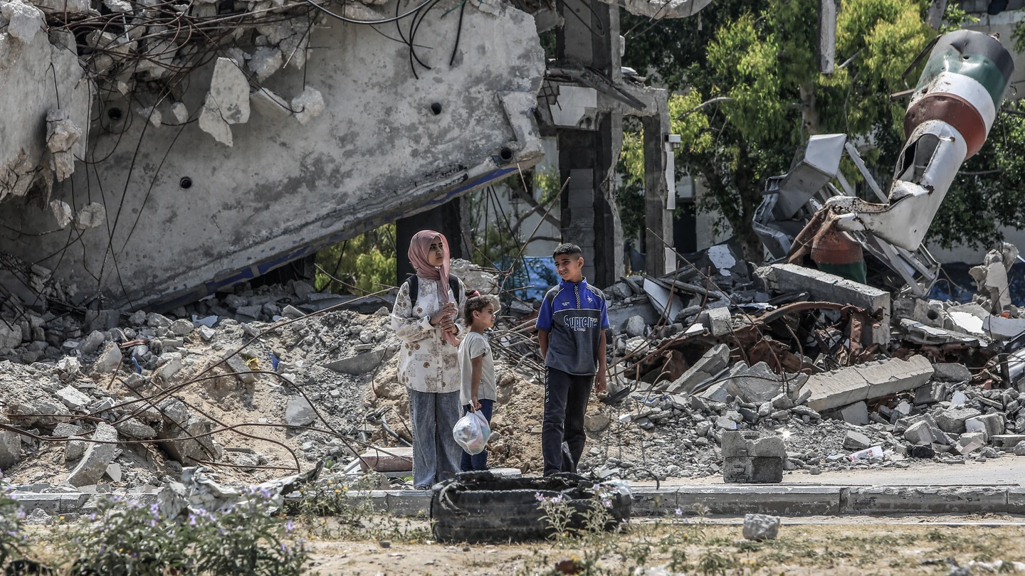 Niños palestinos ante edificios destruidos por ataques israelíes en el centro de Gaza Niños palestinos ante edificios destruidos por ataques israelíes en el centro de Gaza