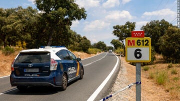 Un vehículo policial recorre las inmediaciones de la zona en la que ha tenido lugar el asesinato del hermano de Begoña Villacís