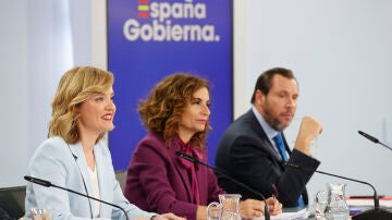 Pilar Alegría, María Jesús Montero y Óscar Puente en la rueda de prensa posterior al Consejo de Ministros 