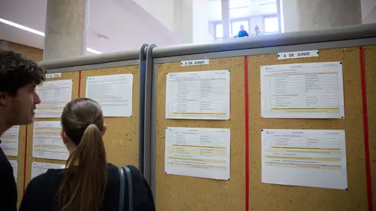 Alumnos antes de empezar un examen el primer día de la Evaluación de Acceso a la Universidad (EvAU), en la Politécnica de la Universidad de Alcalá de Henares, a 3 de junio de 2024, en Alcalá de Henares, Madrid (España). Alumnos antes de empezar un examen el primer día de la Evaluación de Acceso a la Universidad (EvAU), en la Politécnica de la Universidad de Alcalá de Henares, a 3 de junio de 2024, en Alcalá de Henares, Madrid (España).