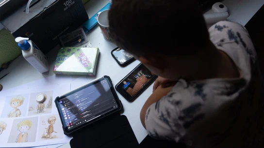 Un niño usa el teléfono móvil y una tablet, a 18 de octubre de 2023, en Madrid (España).  Un niño usa el teléfono móvil y una tablet, a 18 de octubre de 2023, en Madrid (España).