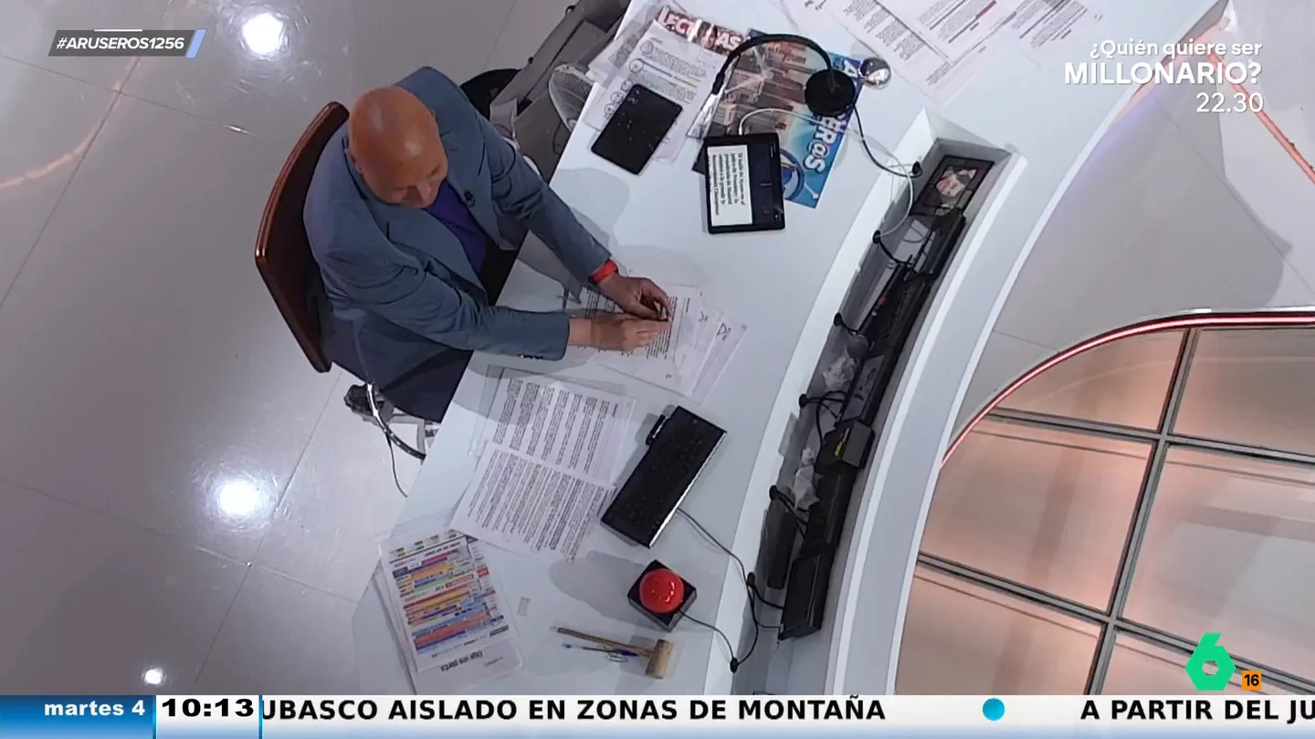 El plano nunca visto de Aruser@s: así se ve lo que tiene en la mesa Alfonso Arús en pleno directo El plano nunca visto de Aruser@s: así se ve lo que tiene en la mesa Alfonso Arús en pleno directo