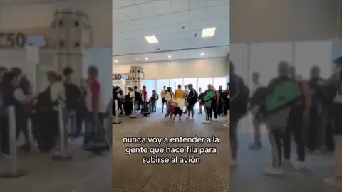 Un pasajero experto revela el verdadero motivo por el que deberías hacer cola antes de subir al avión: "Me pasó" Un pasajero experto revela el verdadero motivo por el que deberías hacer cola antes de subir al avión: "Me pasó"