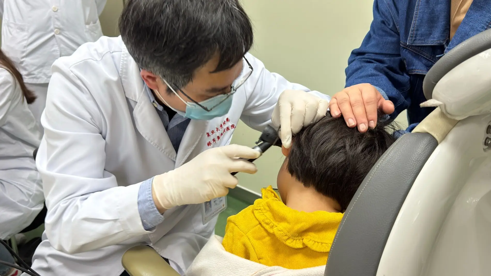 el investigador y uno de los niños el investigador y uno de los niños