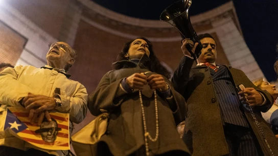 Una mujer con un rosario durante una manifestación contra la amnistía frente a la sede del PSOE en Ferraz, a 13 de noviembre de 2023, en Madrid (España). Una mujer con un rosario durante una manifestación contra la amnistía frente a la sede del PSOE en Ferraz, a 13 de noviembre de 2023, en Madrid (España).