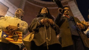 Una mujer con un rosario durante una manifestación contra la amnistía frente a la sede del PSOE en Ferraz, a 13 de noviembre de 2023, en Madrid (España). 