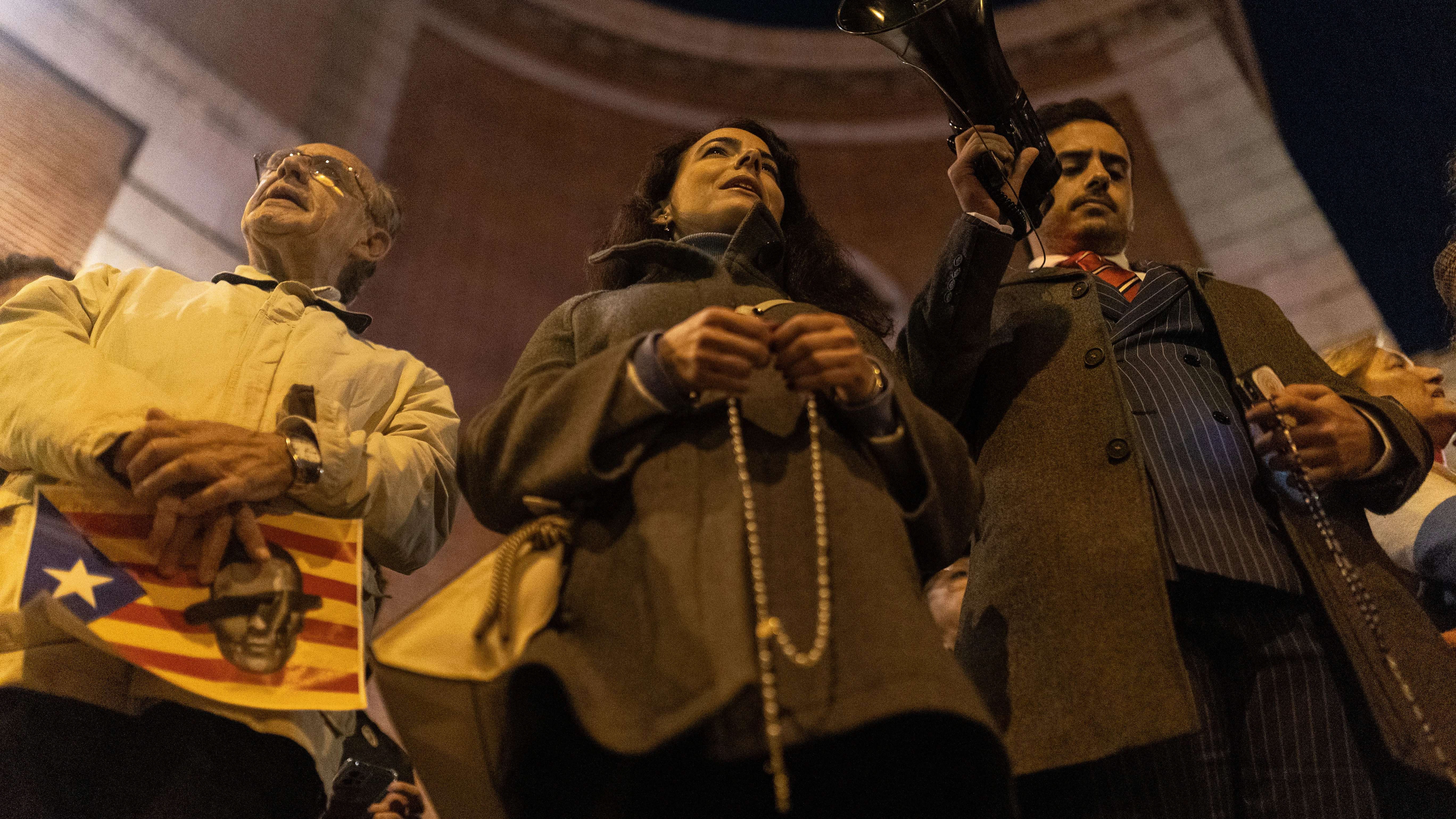 Una mujer con un rosario durante una manifestación contra la amnistía frente a la sede del PSOE en Ferraz, a 13 de noviembre de 2023, en Madrid (España). 