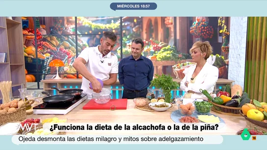 Pablo Ojeda desvela por qué las dietas milagro son un "ultrasupermega fake" Pablo Ojeda explica en este vídeo de Más Vale Tarde cómo funcionan 'dietas milagro' como la de la alcachofa, la piña o el sirope de arce y asegura que tienen "muchísimo rebote" porque "no has perdido grasa, has perdido peso".