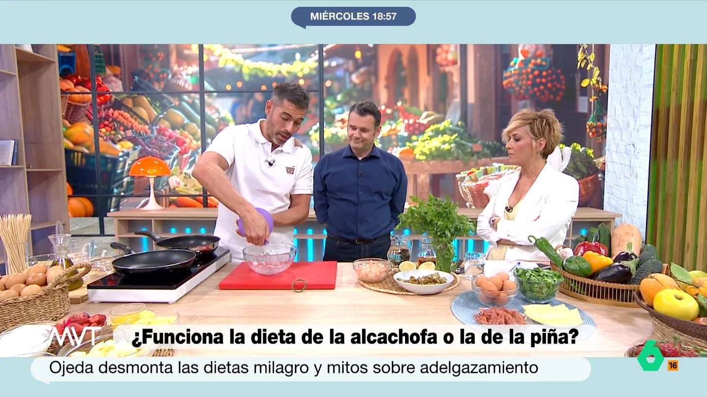 Pablo Ojeda desvela por qué las dietas milagro son un "ultrasupermega fake" Pablo Ojeda explica en este vídeo de Más Vale Tarde cómo funcionan 'dietas milagro' como la de la alcachofa, la piña o el sirope de arce y asegura que tienen "muchísimo rebote" porque "no has perdido grasa, has perdido peso".