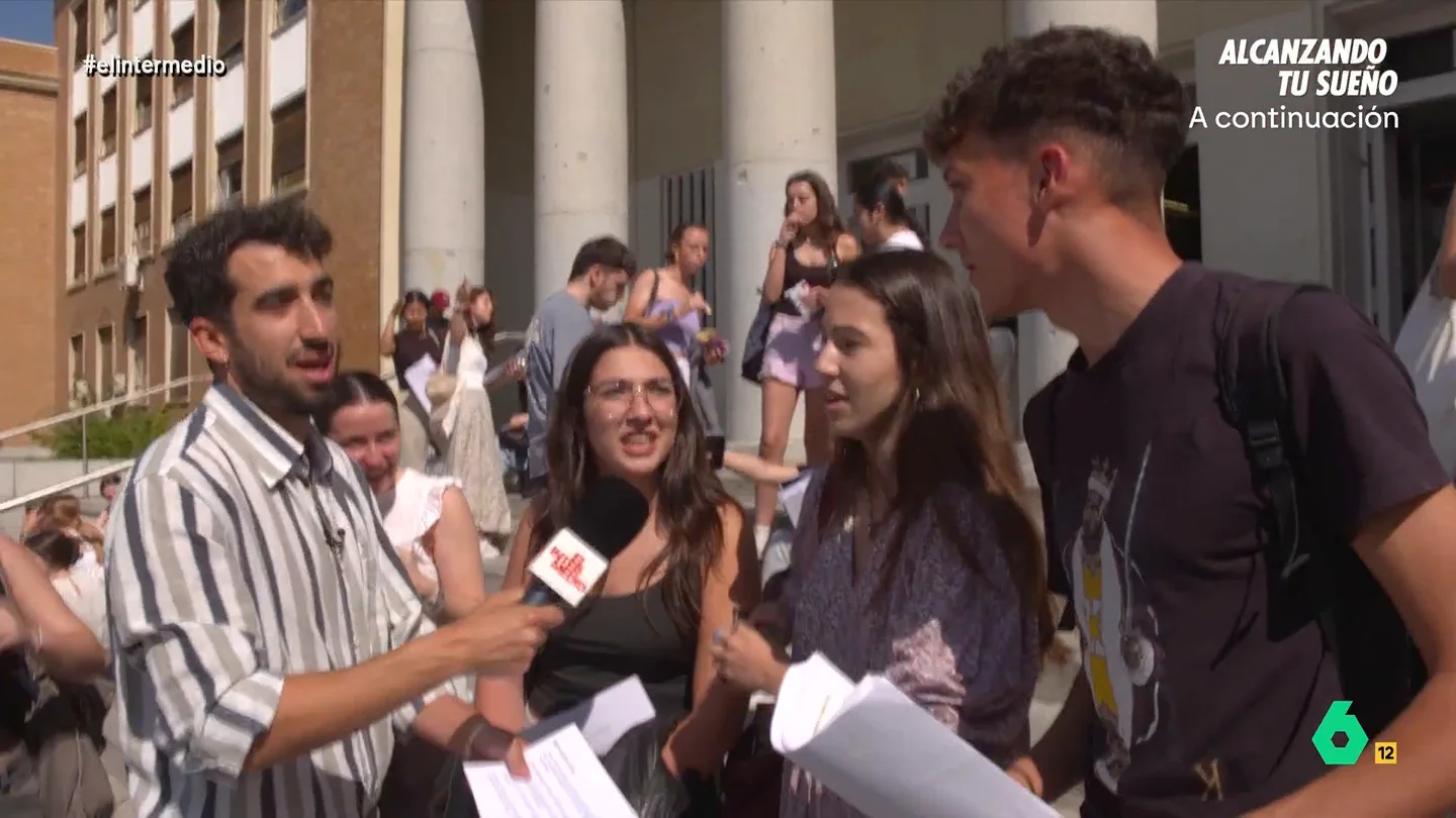Una estudiante, a su compañero tras desvelar su respuesta en el examen de la EBAU Isma Juárez entrevista a algunos de los estudiantes que se presentan a los exámenes de la EBAU ¿Les han salido bien? ¿Han usado algún tipo de ritual para aprobar? ¿Qué les dicen sus padres? Sus divertidas respuestas, en este vídeo de El Intermedio.