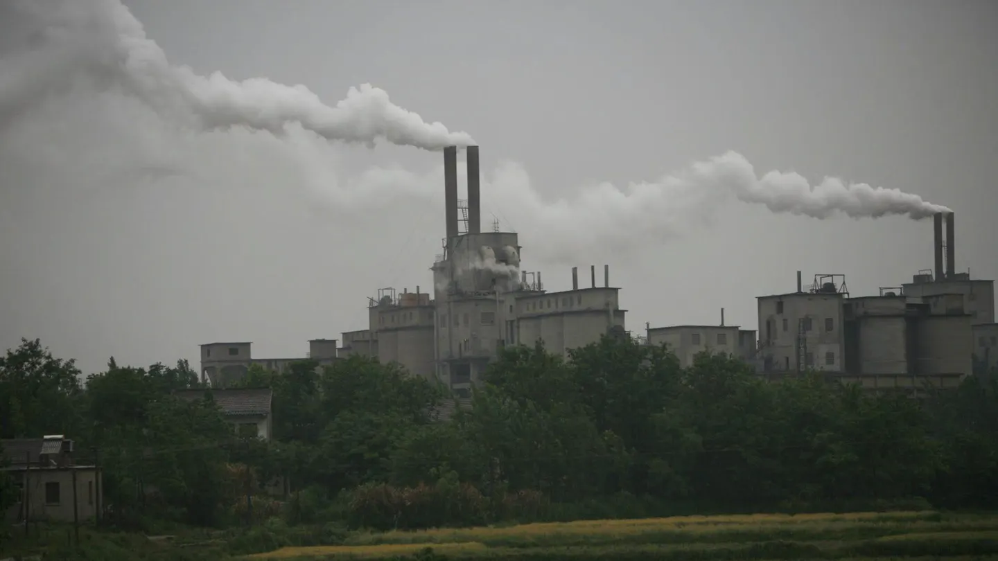 Fotografía de archivo que muestra las nubes de humo saliendo de una fábrica de cemento Fotografía de archivo que muestra las nubes de humo saliendo de una fábrica de cemento