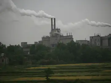 Fotografía de archivo que muestra las nubes de humo saliendo de una fábrica de cemento