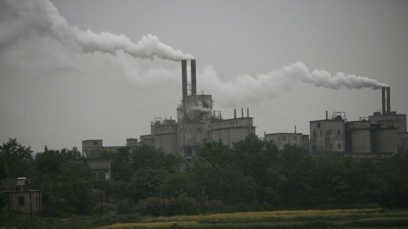 Fotografía de archivo que muestra las nubes de humo saliendo de una fábrica de cemento
