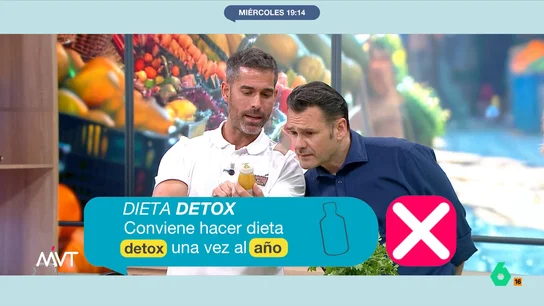 Pablo Ojeda desvela la verdad detrás de las 'dietas detox' para perder peso: "Es una pijada" Pablo Ojeda desmonta mitos sobre las dietas y perder peso y lee en directo la etiqueta de un zumo 'detox' que lleva has 26 gramos de azúcar. La reflexión del nutricionista y su alternativa más saludable, en este vídeo de Más Vale Tarde.