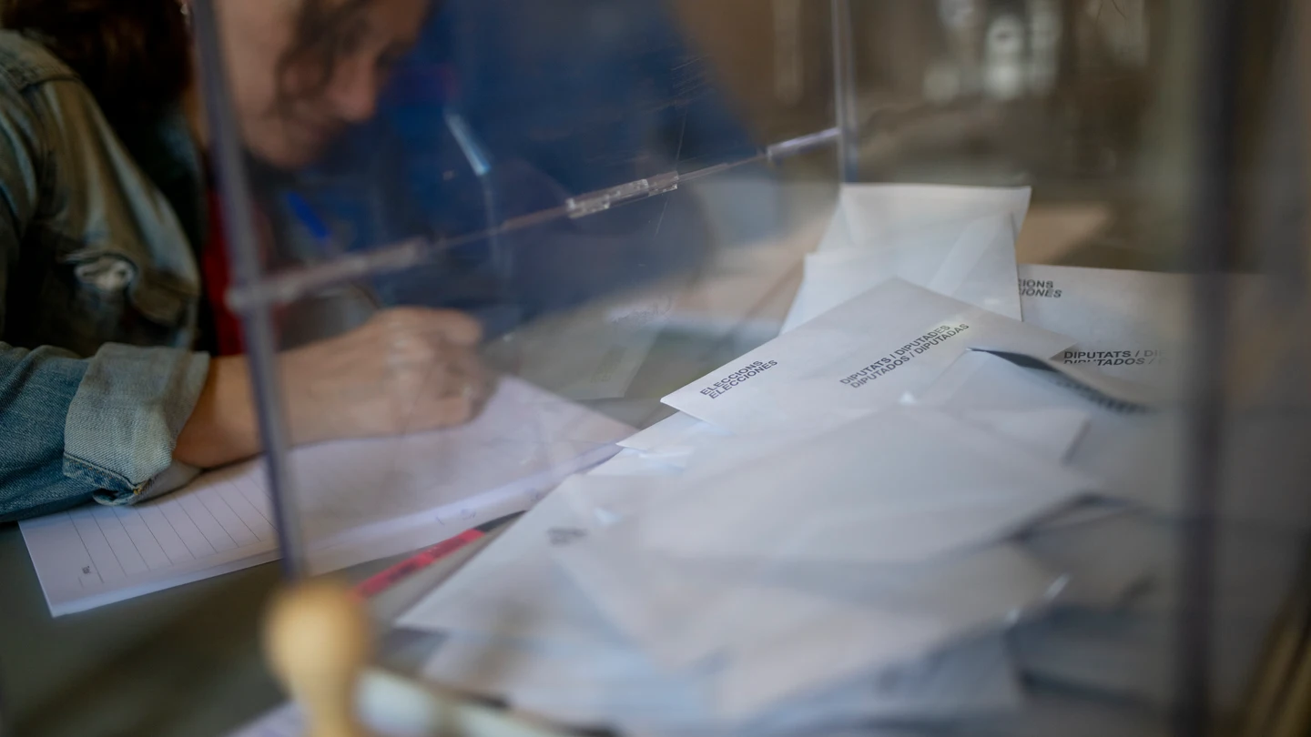 Una urna electoral en la Universitat de Barcelona, a 12 de mayo de 2024, en Barcelona, Catalunya (España). Una urna electoral en la Universitat de Barcelona, a 12 de mayo de 2024, en Barcelona, Catalunya (España).