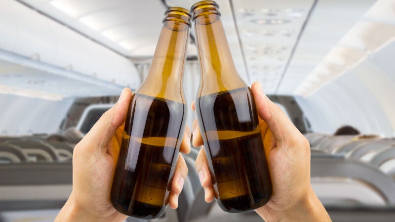 Beber alcohol en el avión puede ser mucho más peligroso de lo que crees