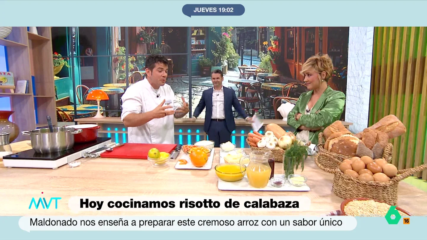 Iñaki López 'celebra' con Carlos Maldonado la ausencia de Pablo Ojeda: "Ya le puedes ir echando tocino a todo" Iñaki López saluda en este vídeo a Carlos Maldonado mientras recuerda que el nutricionista Pablo Ojeda hoy no está presente. Sin embargo, el chef con estrella Michelin le explica que su plato de hoy es "100% de verduritas".