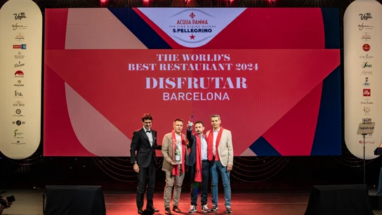 El restaurante Disfrutar de Barcelona se corona como el mejor del mundo El restaurante español Disfrutar se coronó este miércoles como el mejor restaurante del mundo al conseguir el número 1 de la lista de 'The World's 50 Best Restaurants', que celebró la edición número 22 de sus premios en Las Vegas (Nevada, EE.UU.) y en el que el también español Asador Etxebarri logró el puesto número 2. EFE/ 50 Best/ Camila Almeida