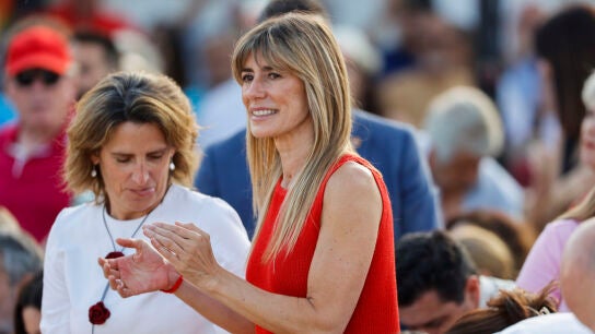 La mujer del secretario general del PSOE y presidente del Gobierno, Pedro S&aacute;nchez, Bego&ntilde;a G&oacute;mez (c), durante un acto electoral de los socialistas en Benalm&aacute;dena (M&aacute;laga), este mi&eacute;rcoles.