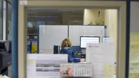 Una empleada pública durante su jornada laboral Una empleada pública durante su jornada laboral