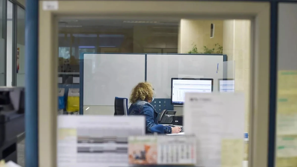 Una empleada pública durante su jornada laboral