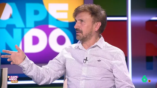 José Mota desvela la tortura que fue estar 6 horas caracterizado como el rey emérito José Mota presenta en el plató de Zapeando su nueva serie, 'Atasco' y en este vídeo comparte anécdotas de sus 33 años de carrera artística, desde el número de cambios de vestuario que ha hecho, hasta su calvario con las prótesis y barbas.