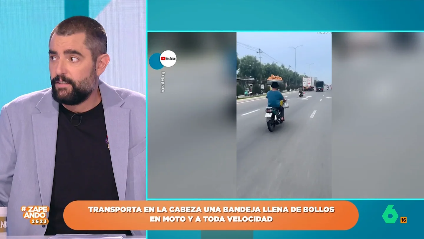 Dani Mateo alucina al ver un motorista con una bandeja de bollos en la cabeza Miki Nadal muestra en este vídeo la sorprendente maestría de un hombre que es capaz de ir a toda velocidad con su moto mientras transporta una bandeja llena de bollos en la cabeza. La reacción de Dani Mateo, en este vídeo.