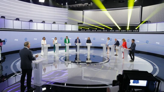 Los candidatos participan en un debate para las elecciones europeas que se celebra este jueves en las instalaciones de RTVE Los candidatos participan en un debate para las elecciones europeas que se celebra este jueves en las instalaciones de RTVE