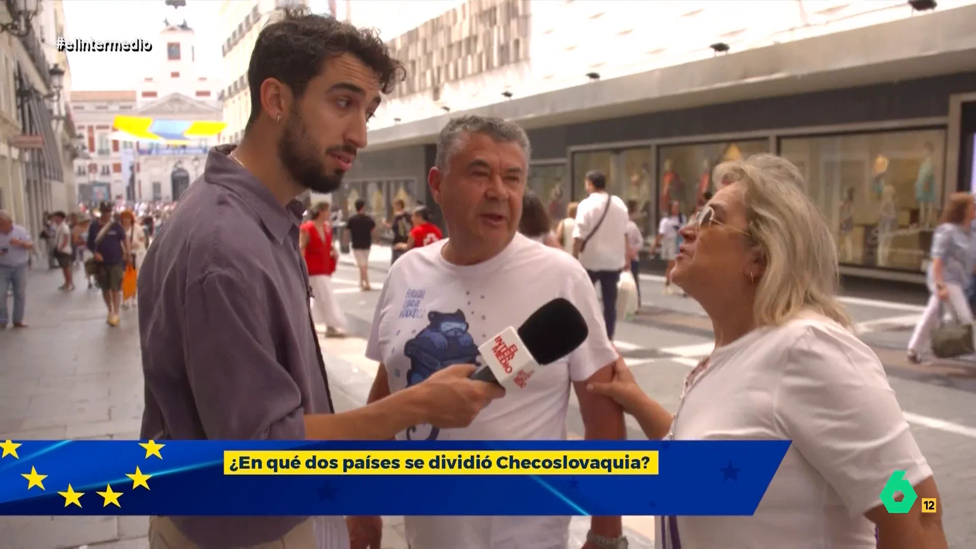 A pocos días para las elecciones europeas, Isma Juárez busca en la calle a 'Mister' y 'Miss Europa' mediante un concurso sobre el continente. En este vídeo, Santiago se enfrenta a las preguntas del reportero, con la inestimable ayuda de su mujer.