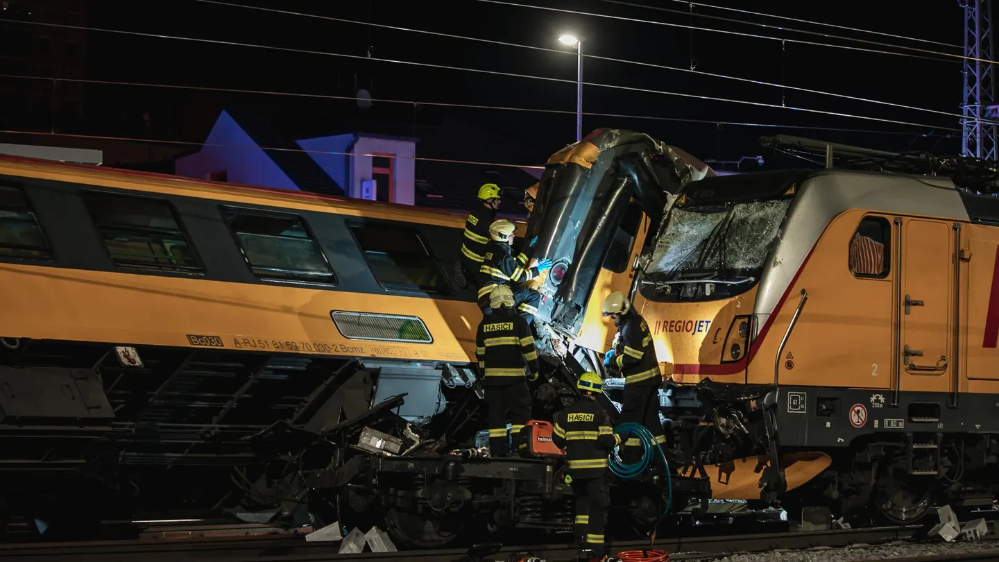 Los bomberos trabajan en el lugar del choque entre dos trenes en República Checa Los bomberos trabajan en el lugar del choque entre dos trenes en República Checa