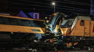 Los bomberos trabajan en el lugar del choque entre dos trenes en República Checa