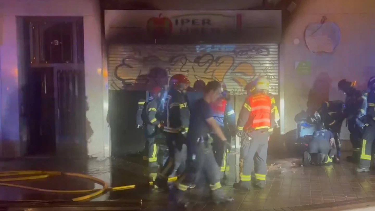 Imagen de los Bomberos de Madrid intentado sofocar el incendio en un supermercado de Carabanchel Los Bomberos de Madrid extinguen un incendio originado en un supermercado de Carabanchel