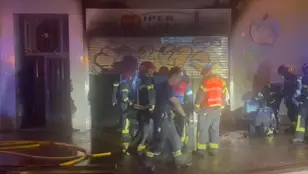 Imagen de los Bomberos de Madrid intentado sofocar el incendio en un supermercado de Carabanchel
