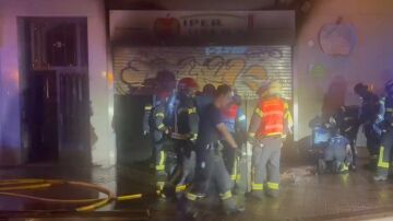 Imagen de los Bomberos de Madrid intentado sofocar el incendio en un supermercado de Carabanchel