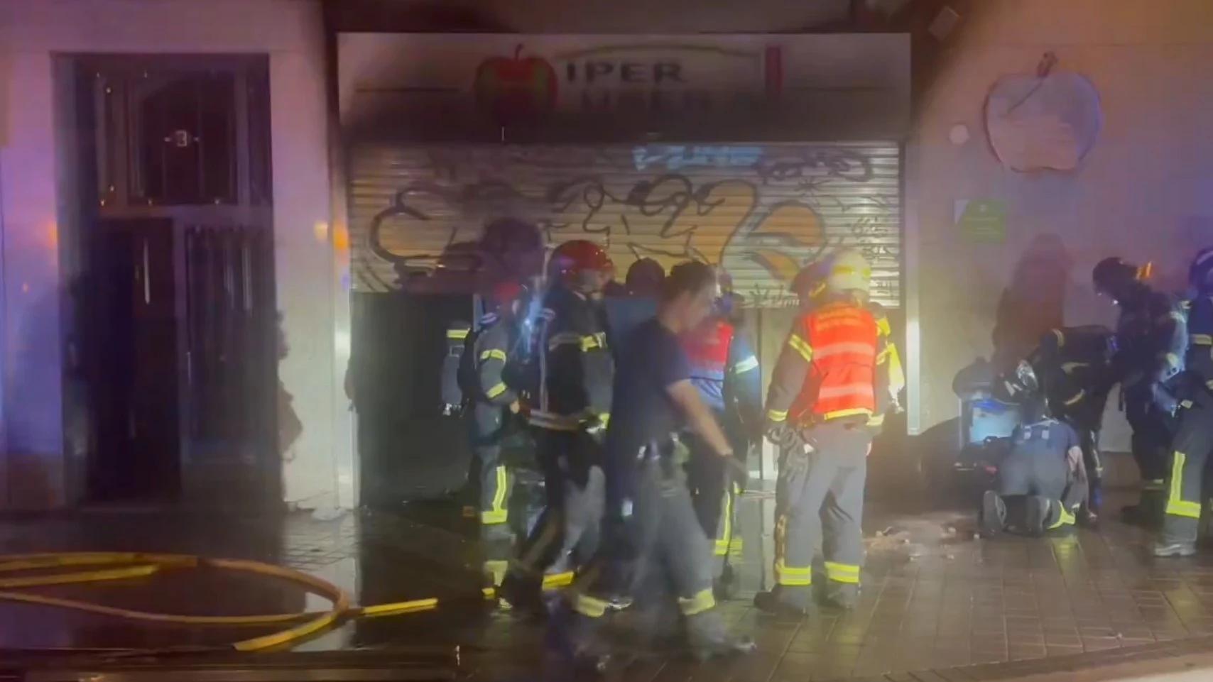  Los Bomberos de Madrid extinguen un incendio originado en un supermercado de Carabanchel